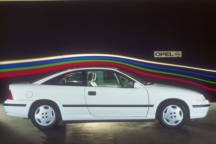Das Coupé Calibra, das technisch auf dem Vectra basiert, debütierte auf der Frankfurter IAA 1989. (Foto: Hersteller)
