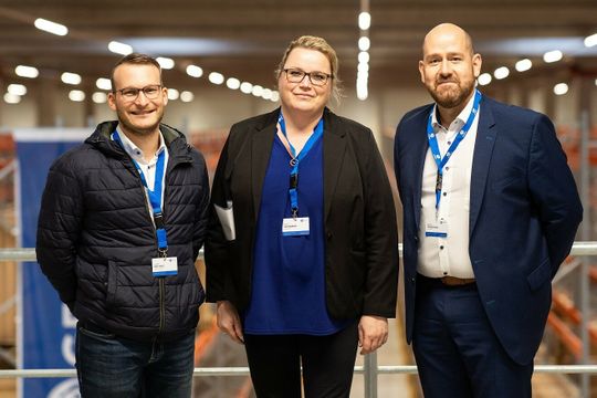 (Simon Göttfert von der Gemeinde Aurach sowie Antje Lochmann und Bernd Feyerabend von Geodis (v.l.n.r.). Bild: Geodis)