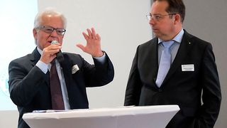 Eröffnungsfeier: (v. li.) Präsident Harry Brambach (Kfz-Gewerbe Baden-Württemberg) und Obermeister Dietmar Clysters (Kfz-Innung Rhein-Neckar-Odenwald). (Bild: Zietz/»kfz-betrieb«)