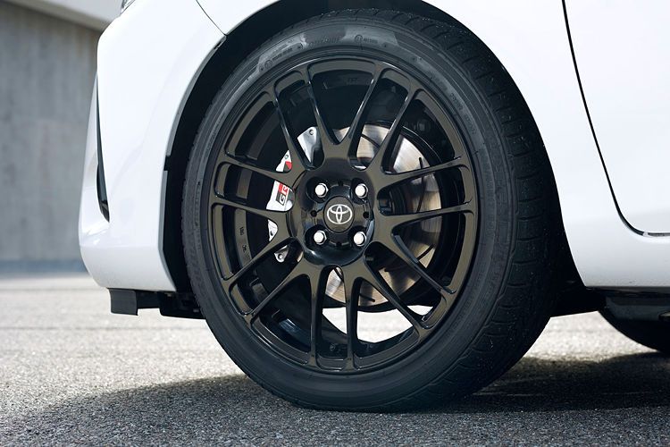 Selbst bei ausgeschalteten Stabilitätssystemen überrascht der Racing-Yaris mit guter Beherrschbarkeit, williger Spurtreue und Folgsamkeit bei Richtungsbefehlen.  (Bild: Toyota)