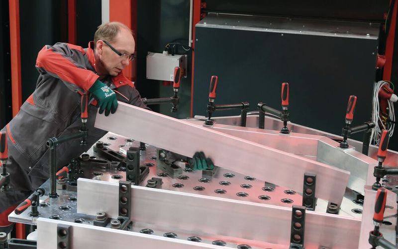 Für den Prototypen-Vorrichtungsbau sind in der multifunktionalen Schweißzelle von Fronius auch flexible, modulare 3D-Aufspannsysteme integriert. Alle Spannkomponenten können im Übrigen virtuell simuliert werden. (Bild: Fronius)