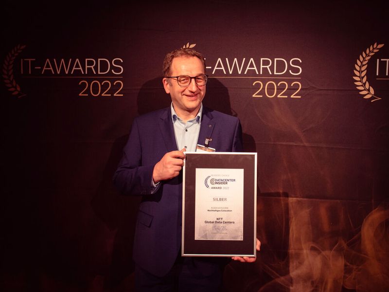 Günter Eggers von NTT Global Data Centers kann die Leserauszeichnung Silber in der Katageorie „Nachhaltiges Co-Location“ von DataCenter-Insider mitnehmen.  (Bild: krassevideos.de / VIT)