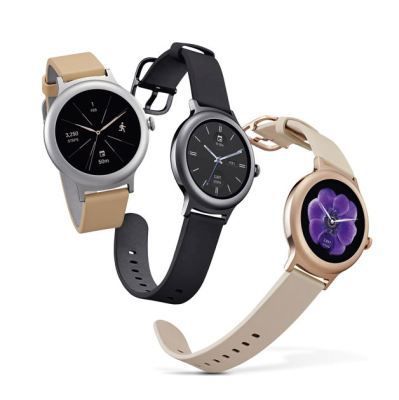 Smartwatch LG Watch Style: Mit ihrer eleganten Formgebung schlägt die LG Watch Style eine Brücke zwischen einer Smartwatch und einer herkömmlichen Armbanduhr. Das kleine und mit nur 45 Gramm sehr leichte Gerät konzentriert sich auf das Wesentliche, indem es Kernfunktionen wie kabelloses Laden, einen Umgebungslichtsensor und einen seitlichen Drehknopf für die Steuerung integriert. Dieser Drehknopf erinnert an eine klassische Uhrkrone und verbindet damit Werte vergangener Zeiten mit modernster Technik. Das Armband lässt sich dank der Schiebknopftechnik leicht austauschen, Hersteller  LG Electronics, Seoul, Südkorea. (Bild: Red Dot /  LG Electronics)