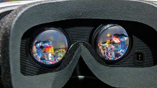 Mit Augmented Reality steht der nächste Service-Trend bereits in der Tür: Per Datenbrille können Anweisungen Schritt für Schritt direkt auf das Produkt eingeblendet werden. (Bild: PTC)