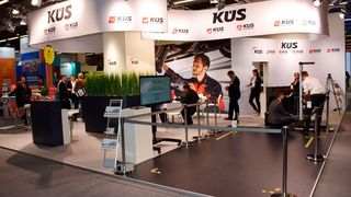 Die KÜS präsentiert gemeinsam mit der DIQ Zert GmbH auf dem Messestand der Sachverständigenorganisation wie Scheinwerfer-Einstellprüfgeräte kalibriert werden. (Bild: Schweitzer)