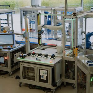 Mit Phuket 2.0 wird die Open Smart Factory Architecture erstmals in dieser Form live erlebbar. Besucherinnen und Besucher der Hannover Messe erhalten am Stand der Smart Factory-KL praxisnahe Einblicke in die Umsetzung moderner Automatisierungskonzepte und die Potenziale einer offenen, datengetriebenen Produktionsarchitektur. Hannover Messe 2026: Halle 27, Stand B35(Bild:  Smart Factory-KL)