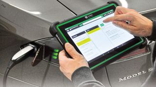 Hella Gutmann bietet in Zusammenarbeit mit dem TÜV Rheinland und der Twaice Technologies demnächst ein Testverfahren an, mit dem Mega-Macs-Nutzer den technischen SoH eine E-Auto-Batterie mithilfe softwaregesteuerter Belastungen bestimmen können. (Bild: HGS)