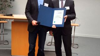 Geehrt: Björn Schwarz (links) bei der Preisverleihung des Biogas-Innovationspreis für seine Entwicklung von Biogaspellets. (Fraunhofer-IKTS)