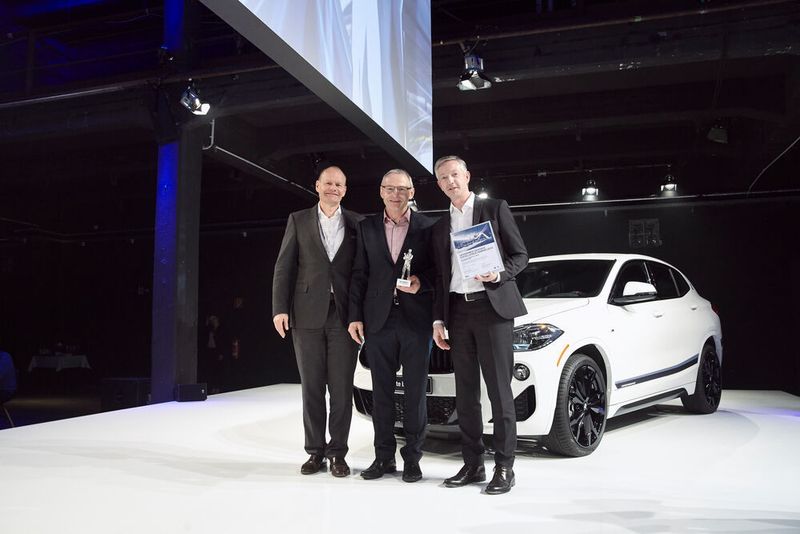 Autohaus Kimbeck GmbH, Eggenfelden (BMW), gemeinsam mit Erich Ebner von Eschenbach, Leiter Aftersales Business Management BMW Group, und Christian Scheppach, Leiter Aftersales BMW Deutschland. (Philipp Stengelin)