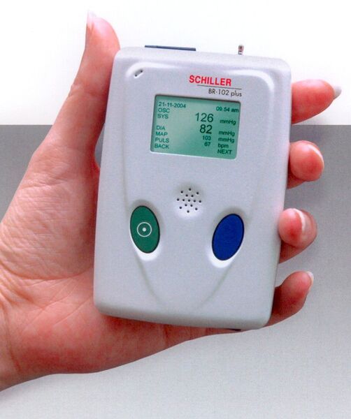 Das kompakte Blutdruck-Messgerät BR-102 plus erlaubt Langzeitmessungen, ohne den Träger im Alltag zu belasten. (Schiller AG)