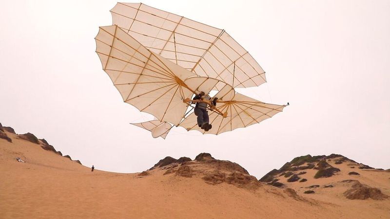 Der Doppeldecker war im Otto-Lilienthal-Museum in Anklam aus authentischen Materialien aus Weidenruten, Hanfseil, Baumwollgewebe und Stahldraht nach erhaltenen Plänen Lilienthals und Stoffanalysen erhalten gebliebener Gleiter gebaut worden.  (Flug des Lilienthal-Doppeldeckers / DLR / CC BY 3.0)