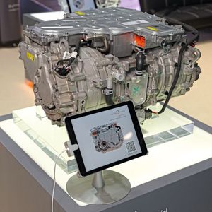 Die Antriebseinheit (EDU) TL300 ist ein 11-in-1 Dual-Motor-Antriebsstrang mit Magnesium-Aluminium-Gehäuse. Dieses EDU-Produkt wurde bereits im Geely Galaxy M9 und Lynk&Co 900 eingesetzt.(Bild:  Vogel Communications Group/Stefan Hafen)