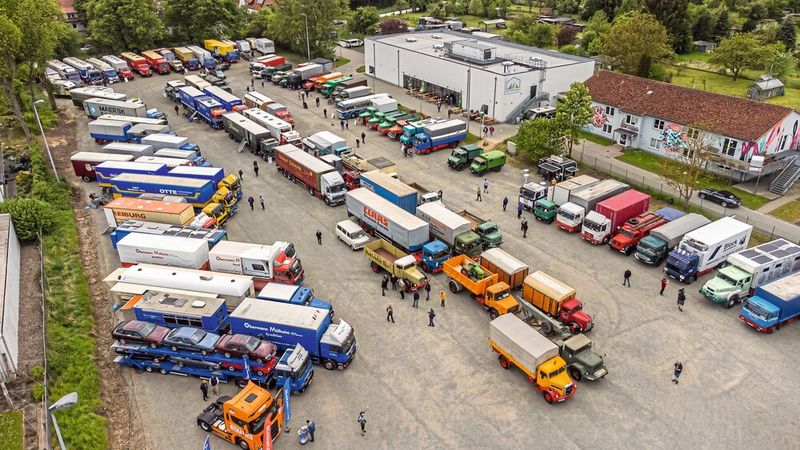 Am Himmelfahrtswochenende 2023 fanden erstmals die „Einbecker Nutzfahrzeugtage“ statt. Der Zuspruch von Besitzern historischer Lkw und anderer Fahrzeuge soll überwältigend gewesen sein.   (Bild: Foto-Atelier LORENZ)
