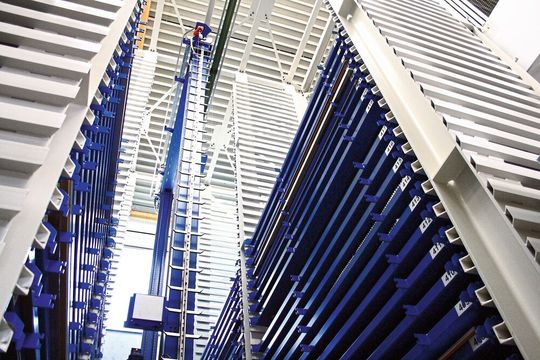 Zum wesentlichen Mehrwert des Lagersystems von Stopa, das bei der BBW Lasertechnik installiert ist, zählen eine patentierte Wiegevorrichtung, deren Wiegezellen in die Palettenlauffläche der Ziehtraverse integriert sind, und der Verzicht auf Hydraulik. Zum wesentlichen Mehrwert des Lagersystems von Stopa, das bei der BBW Lasertechnik installiert ist, zählen eine patentierte Wiegevorrichtung, deren Wiegezellen in die Palettenlauffläche der Ziehtraverse integriert sind, und der Verzicht auf Hydraulik.