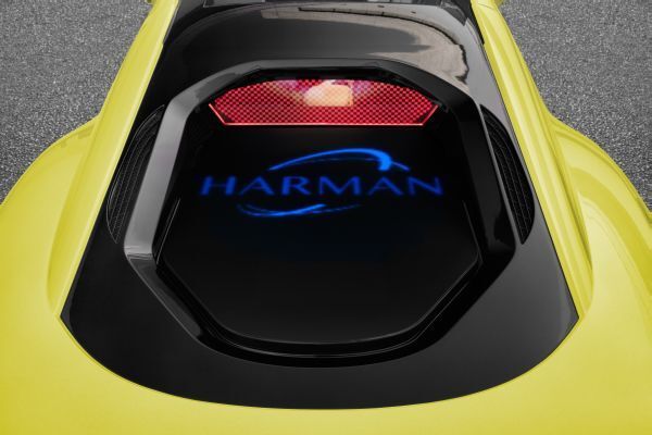 Der hybride Sportwagen Σtos: unterwegs mit persönlichem Autopilot und Drohne. (Rinspeed)