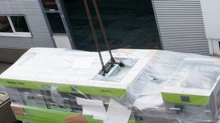 Anlieferung der Stanzmaschine Brausse 1060ER beim Stanzformenbauer Karl Marbach in Heilbronn. (Marbach)