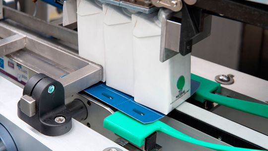 Trayverpacker Mini-Tray von Gampack: Hier wird der Klebstoff zum Verschließen der Trays aufgetragen.(Bild:  Gampack)