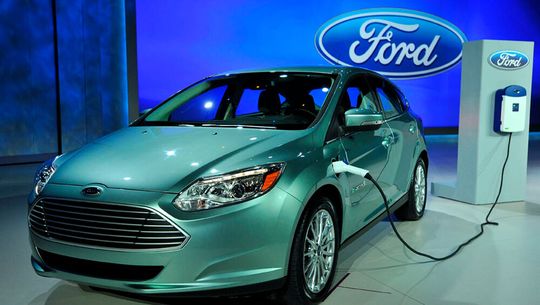 Diverse Autobauer in den USA, darunter auch Ford, haben vor einigen Jahren damit begonnen, den Abstand zu Tesla deutlich zu verringern. Jetzt wären die Kapazitäten vorhanden, aber die Kunden machen einen Stricht durch die Rechnung. Das kostet richtig Geld!(Bild:  Ford Motor Company)