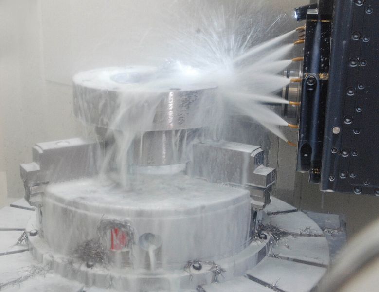 Die neu entwickelte Spritzwasserkante des Röhm-Futters lenkt das Medium optimal. (Bild: Röhm)