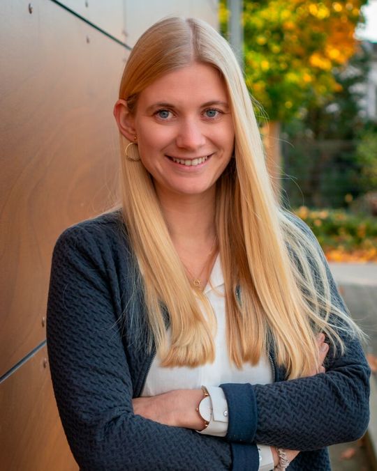 Erster Platz! Nina Großegesse, Data Science-Studentin an der Paris Lodron Universität Salzburg, wird mit dem 1. Preis in der Kategorie Masterarbeit ausgezeichnet. (Bild:  VDMA)