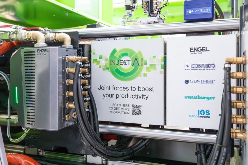 Temperature control in focus: The e-flomo U monitors and regulates flow rates in individual temperature-control circuits. It can be seen working on the autonomous injection moulding cell at the stand, demonstrating how new ultrasonic manifolds are integrated into iQ flow control. (Source: Engel)