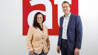 Michael Staudinger, Geschäftsführer von Endress+Hauser Schweiz im Interview mit Anne Richter, at - aktuelle technik Chefredaktorin. Im Interview erklärt er, wie Endress+Hauser die Herausforderungen der Digitalisierung und Nachhaltigkeit begegnet und wie das Unternehmen dabei seine Kunden unterstützt. (Bild: Matthias Böhm, VCG)