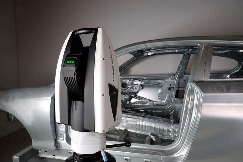 Auch der Automobilbau kann sich mit dem Leica Absolute Tracker ATS800 von Hexagon die Qualitätssicherungsarbeit großer Bauteile erleichtern. (Bild: Hexagon)