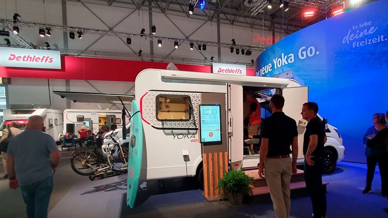 Dethleffs präsentiert in Düsseldorf mit dem neuen Yoka Go einen kompakten Teilintegrierten, in dem sich auch Sportequipment pfiffig  laden lässt. Als eines von ganz wenigen Reisemobilen kostet es weniger als 50.000 Euro. (Bild: Mauritz – VCG)