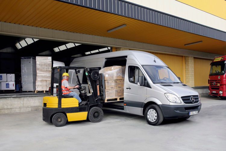 Der Sprinter bietet viel Stauraum in der Klasse bis fünf Tonnen Gesamtgewicht.  (Daimler)