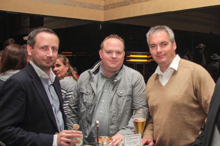 Nach der Schifffahrt ging es noch in die stadtbekannte „Harry’s New York Bar“. Bei guten Cocktails und Live-Musik blieb viel Zeit für persönliche Gespräche. Im Bild: Franjo Vukoja, Allnet, Lutz Klein, OCS GmbH und Rolf Ehrhardt, Herweck AG (v.l.). (Archiv: Vogel Business Media)