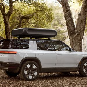 Der R2 orientiert sich optisch an seinen großen R1-Brüder.(Bild:  Rivian)