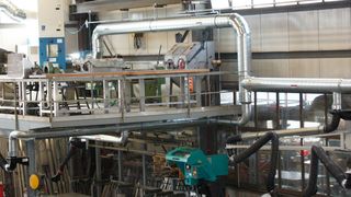 In der Werkhalle ist die Absaug- und Filteranlage Filtercube auf einem Podest installiert und nimmt so keinen dringend benötigten Platz in der Fertigung ein. (Bild: Teka)