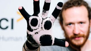 In ihren Testläufen haben die Forscher so Handschuhe hergestellt, die Handbewegungen digital erfassen können. (Universität des Saarlandes)