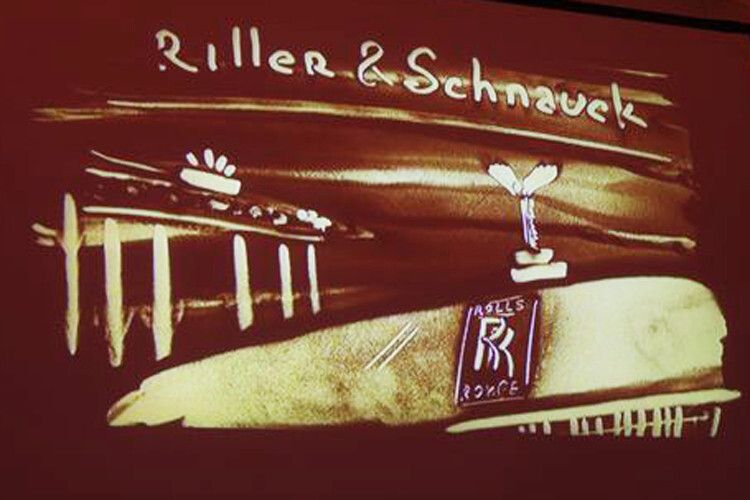 Zwei Edelmarken haben sich gesucht ... und gefunden: Sandbild der Künstlerin Aljona Voynova. (Foto: Riller & Schnauck)