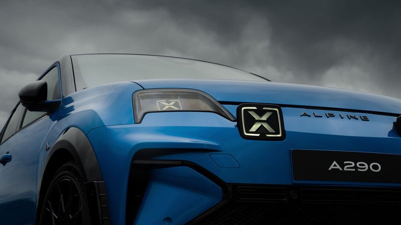 Unter der Fronthaube arbeitet der größere E-Motor aus dem Megane E-Tech. (Bild: Alpine)