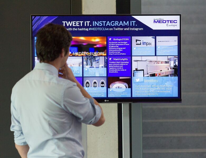 Die Social Media Wall zeigt live Posts und Tweets über die Medtec Europe. (Bild: UBM Canon)