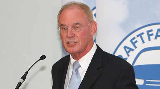 Ruhe, Festigkeit und Verlässlichkeit bescheinigte VW-Vertriebschef Detlef Wittig dem Jubilar. (Archiv: Vogel Business Media)