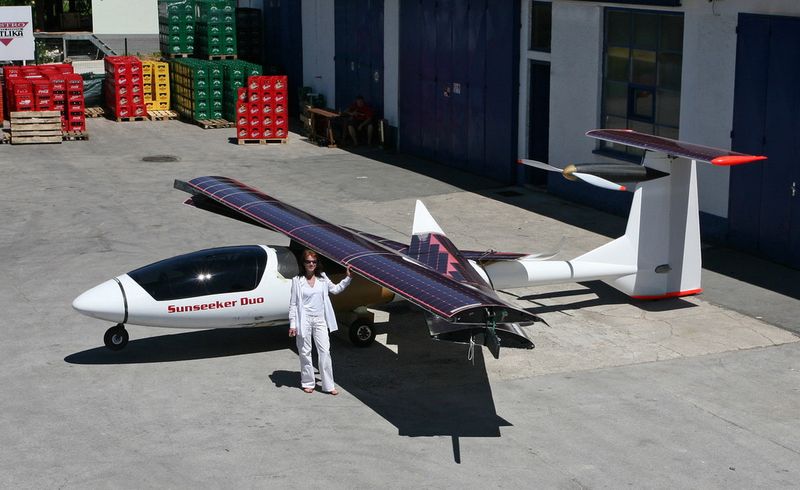 ... doch zum Glück lässt sich der äußere Teil der Tragflächen nach innen klappen. ( Solar Flight)
