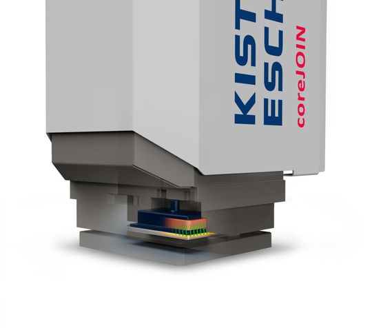 Einblick in den hyJoin Fügeprozess. Beim thermischen Direktfügen werden Metall und Kunststoff miteinander verpresst. Induktive Wirbelströme erwärmen das Metall, so dass der Kunststoff im Kontaktbereich schmilzt und die Metalloberfläche benetzen kann. So entsteht innerhalb weniger Sekunden eine belastbare Verbindung.(Bild:  Kist+Escherich)