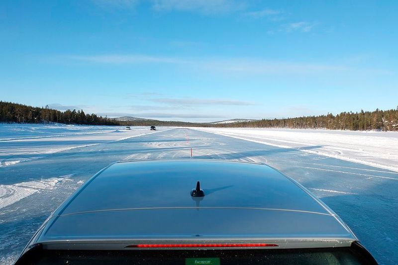 Auf den zugefrorenen Seen im Testzentrum „White Hell“ zeigten die Nokian-Winterreifen, was sie können. (Jan Rosenow)