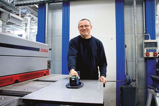 Manuelle Handhabungsaufgaben, die Fingerspitzengefühl und Verlässlichkeit erfordern, unterstützt der Saugheber «Gripster max».(Bild:  Schmalz)