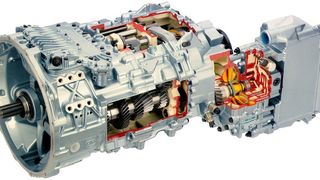 Grund zum Feiern: Seit 1997 wird das automatische Nutzfahrzeuggetriebe AS Tronic am ZF-Standort in Friedrichshafen produziert, nun lief die millionste Einheit des weltweit erfolgreichen Getriebesystems vom Band. (Bild: ZF)