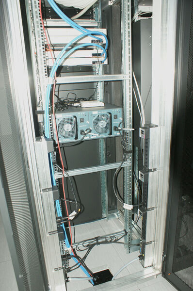 Abbildung 15: Ein Blick in den geöffneten Server-Schrank beweist: Die IT kann sich noch ausbreiten. (Bild: Ostler)