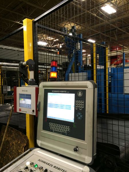 Durch die Steuerung NxG profitiert Deco Automotive von einer erhöhten Stückzahl und abtgestimmten Taktzeiten. Vollautomatisiert werden die zu bearbeitenden Rohre aus dem Rohrmagazin entnommen und der integrierten Schweißnahtsucheinrichtung Roland SND 40 zugeführt. (Schwarze-Robitec)