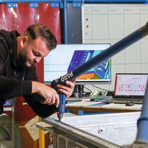 Bevor fertige Bauteile kommissioniert werden, durchlaufen sie eine ausführliche Endkontrolle. Diese beinhaltet eine digitale 3D-Vermessung mithilfe einer mobilen Spezialkamera, um mögliche Maßabweichungen und Verzüge zu überprüfen.(Bild:  Fronius)