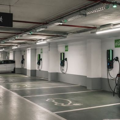 Schieflast im  Drehstromnetz:  Ungleichmäßige Verteilung einphasiger Ladepunkte führt zu unzulässigen Stromdifferenzen zwischen den Phasen. (Bild: © KI-generiert)