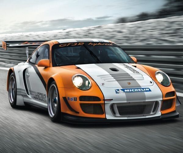 Beim Porsche 911 GT3 R liefert ein elektrischer Schwungradspeicher die Energie für die Elektromotoren (Porsche)