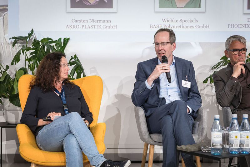 Anwenderkongress Steckverbinder 2023: Tag 1 mit Basisseminaren, Podiumsdiskussion und Posterslam. (Bild: Stefan Bausewein)