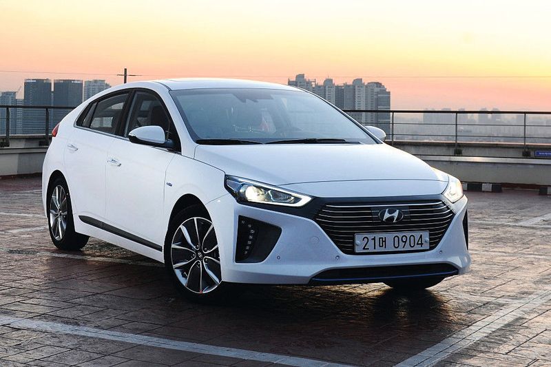 Der Hyundai Ioniq wird wahlweise als Hybridfahrzeug mit einem Plug-in-Hy- bridantrieb und als reines Elektroauto verfügbar sein. (Foto: Hyundai)