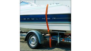 Die professionelle Sicherung von Booten auf Trailern gewährleisten Zurrgurte von Seilflechter. (Bild: Seilflechter)